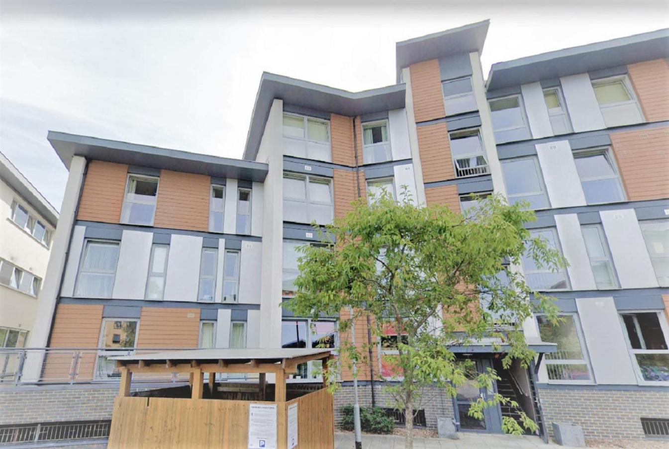 2Br Apt In Crawley W Parking - Near Gatwick 아파트 외부 사진